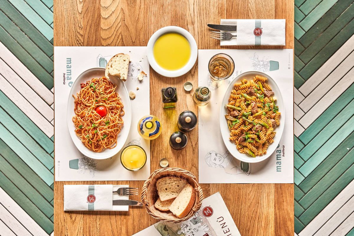 Pasta auf gedecktem Tisch bei mama trattoria